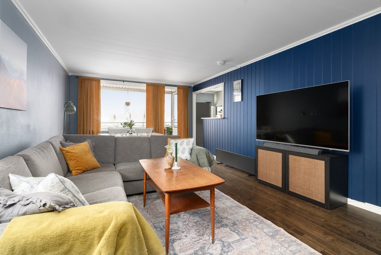 Leiligheten har laminat på gulv i alle oppholdsrom, og ellers overflater malt i fine, moderne farger. Kabel-tv og internett er inkl. i felleskostnadene. Galleribilde