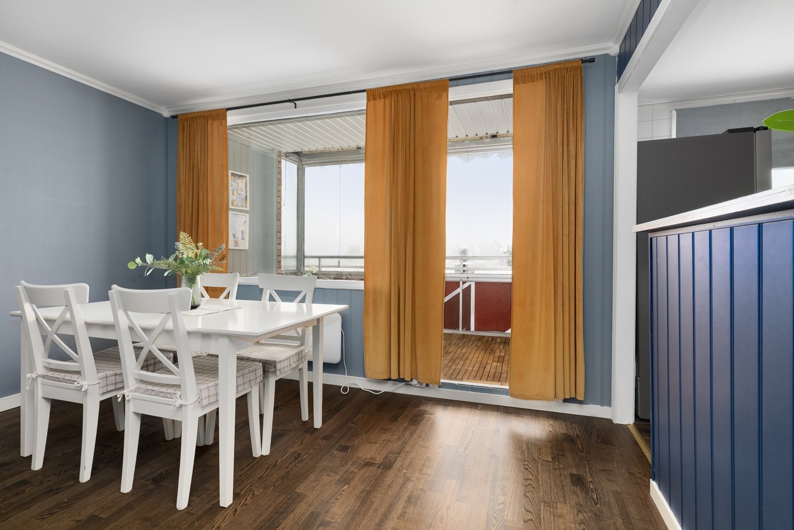 Leiligheten har en lys og delikat stue med plass til både sofagruppe og spisestue. Galleribilde