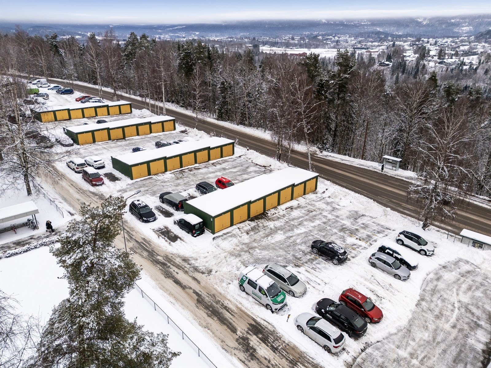 Det er felles parkeringsplasser i borettslaget, samt garasjer som forvaltes av garasjelag. Det er gode bussforbindelser langs Gulsetringen, med svært hyppige avganger. Galleribilde