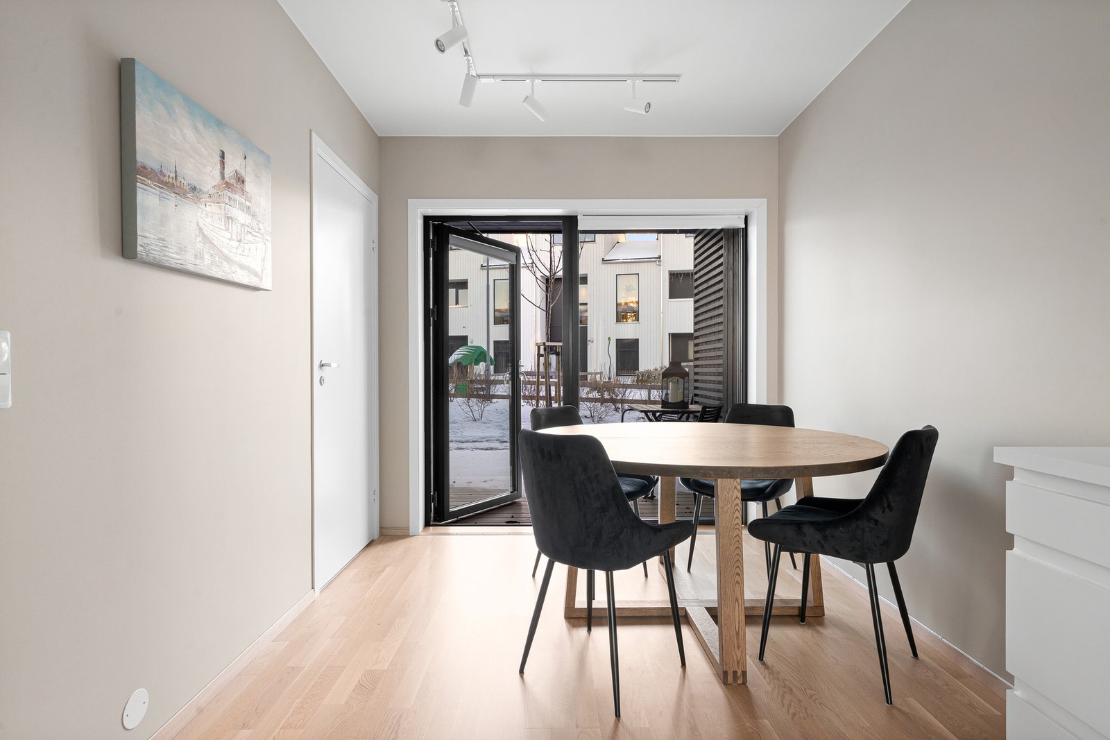 Det er god plass til både sofagruppe og spisebord i leiligheten. Galleribilde