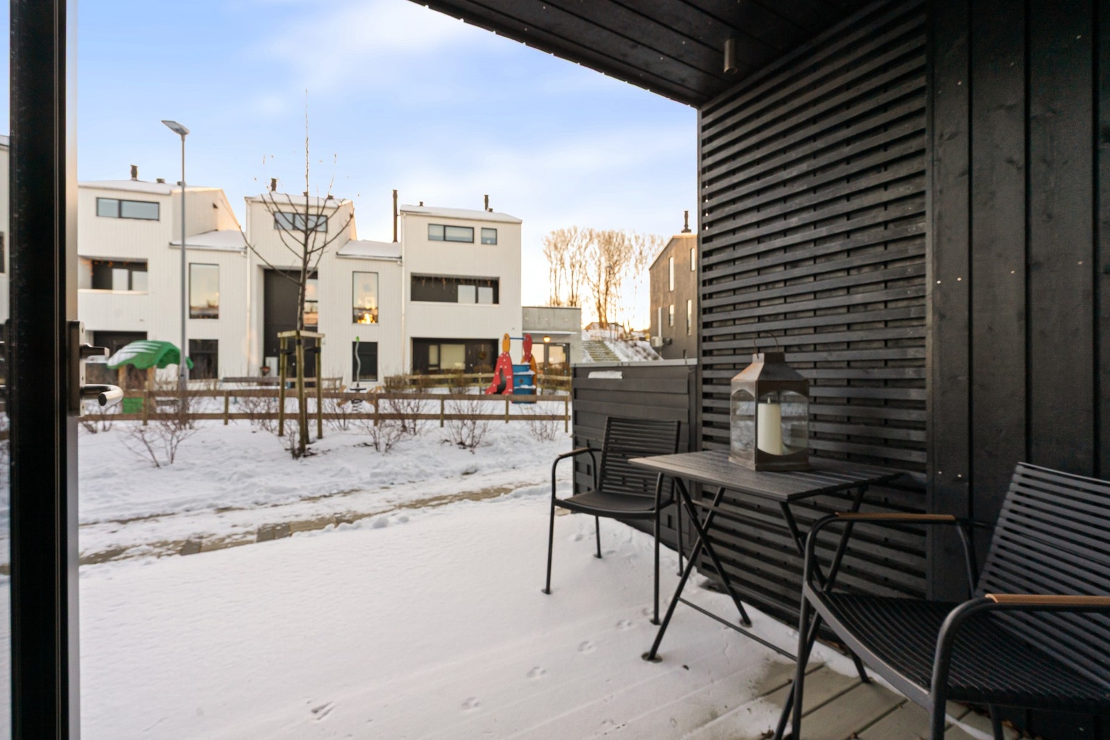 Det er to uteplasser på til sammen 45 kvm. Galleribilde