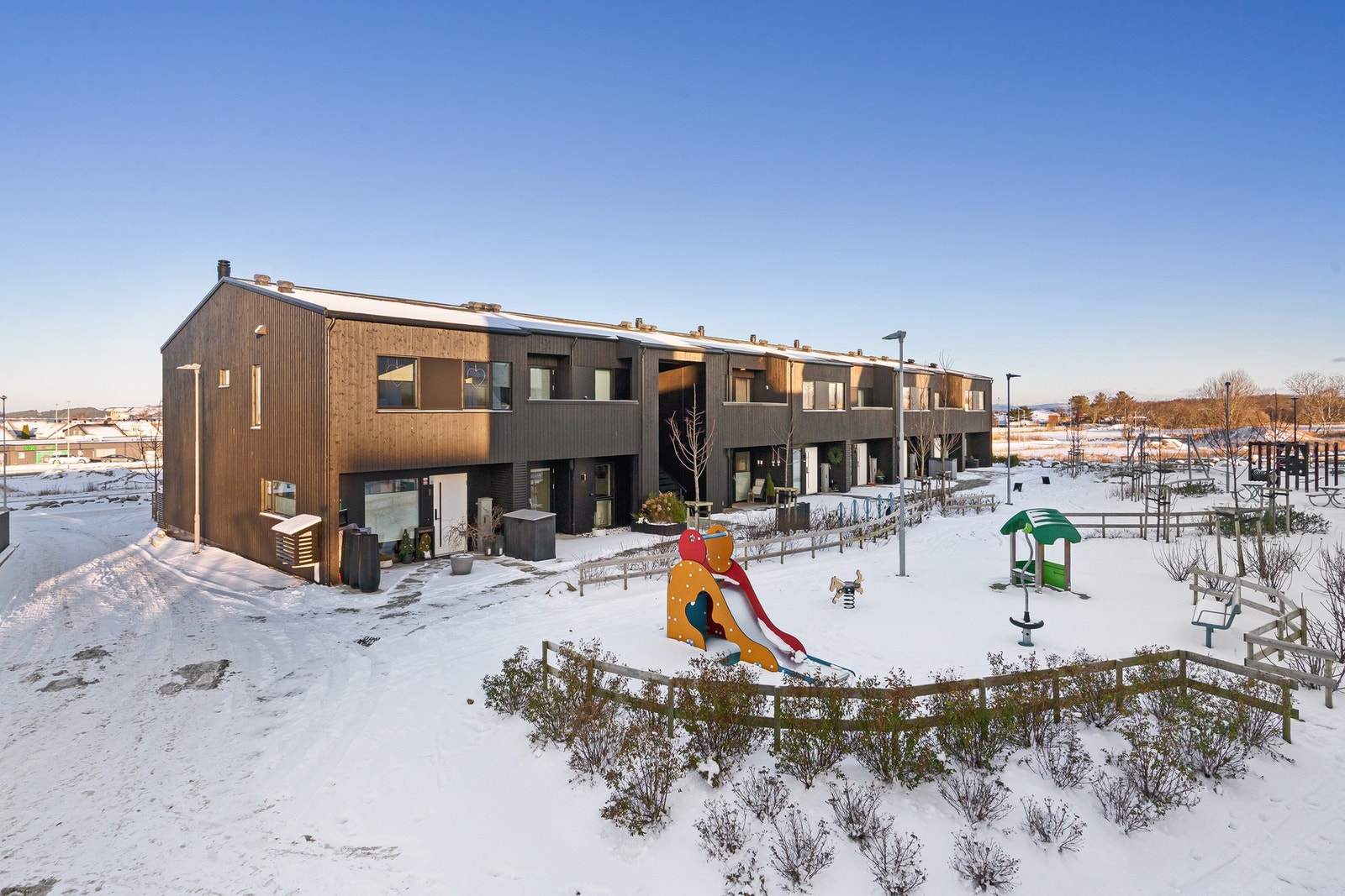 Leiligheten ligger skjermet til i et nyetablert nabolag. Galleribilde