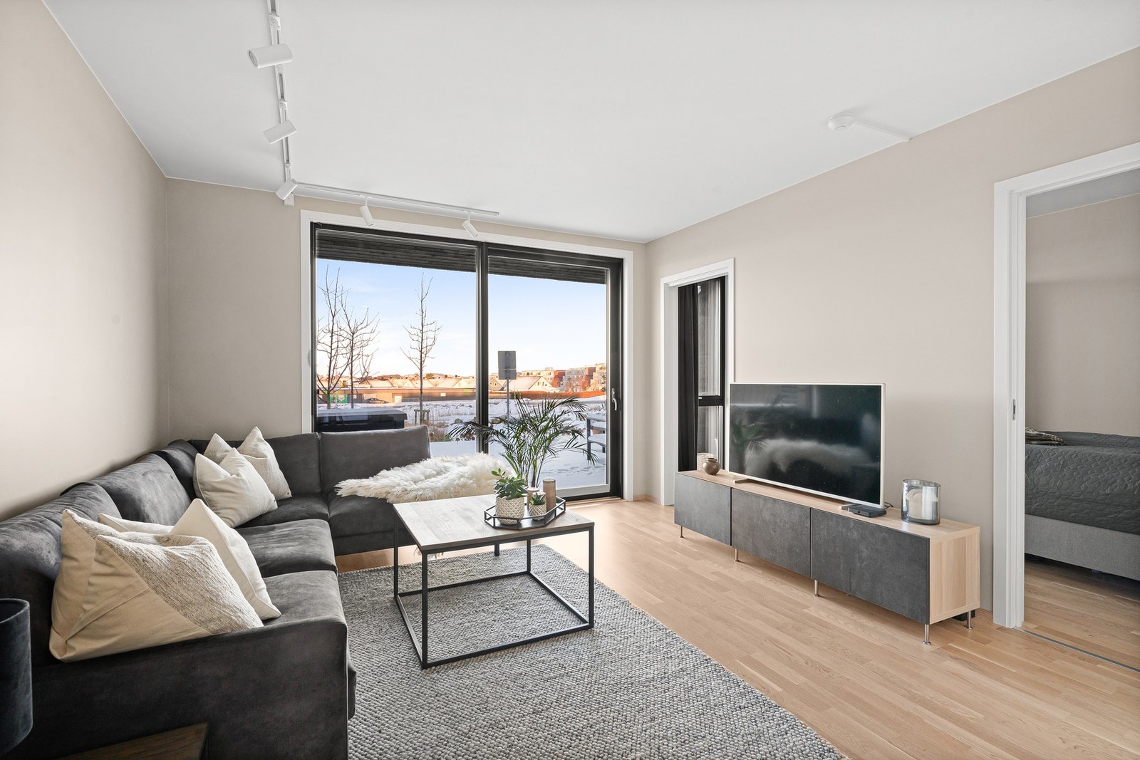 Lys stue med store vindusflater som slipper inn rikelig med naturlig lys. Galleribilde