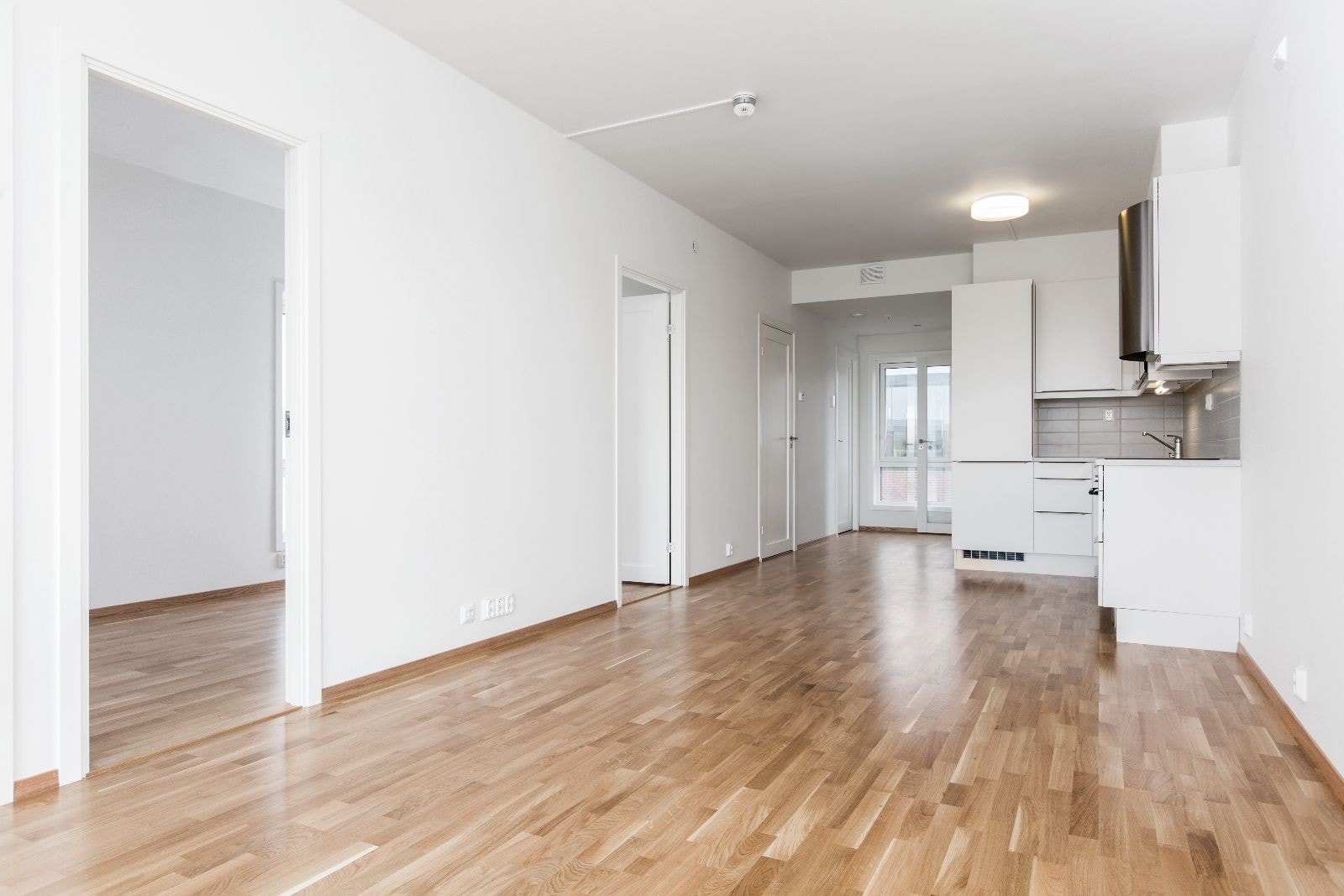 Leiligheten fremstår som ganske ny, og har lysmalte flater og gjennomgående parkettgulv. Galleribilde