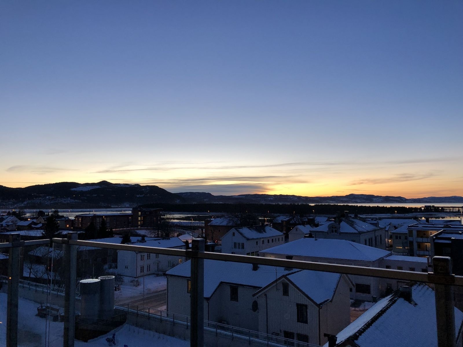 Fra stuen og balkongen er det flott utsikt. Galleribilde