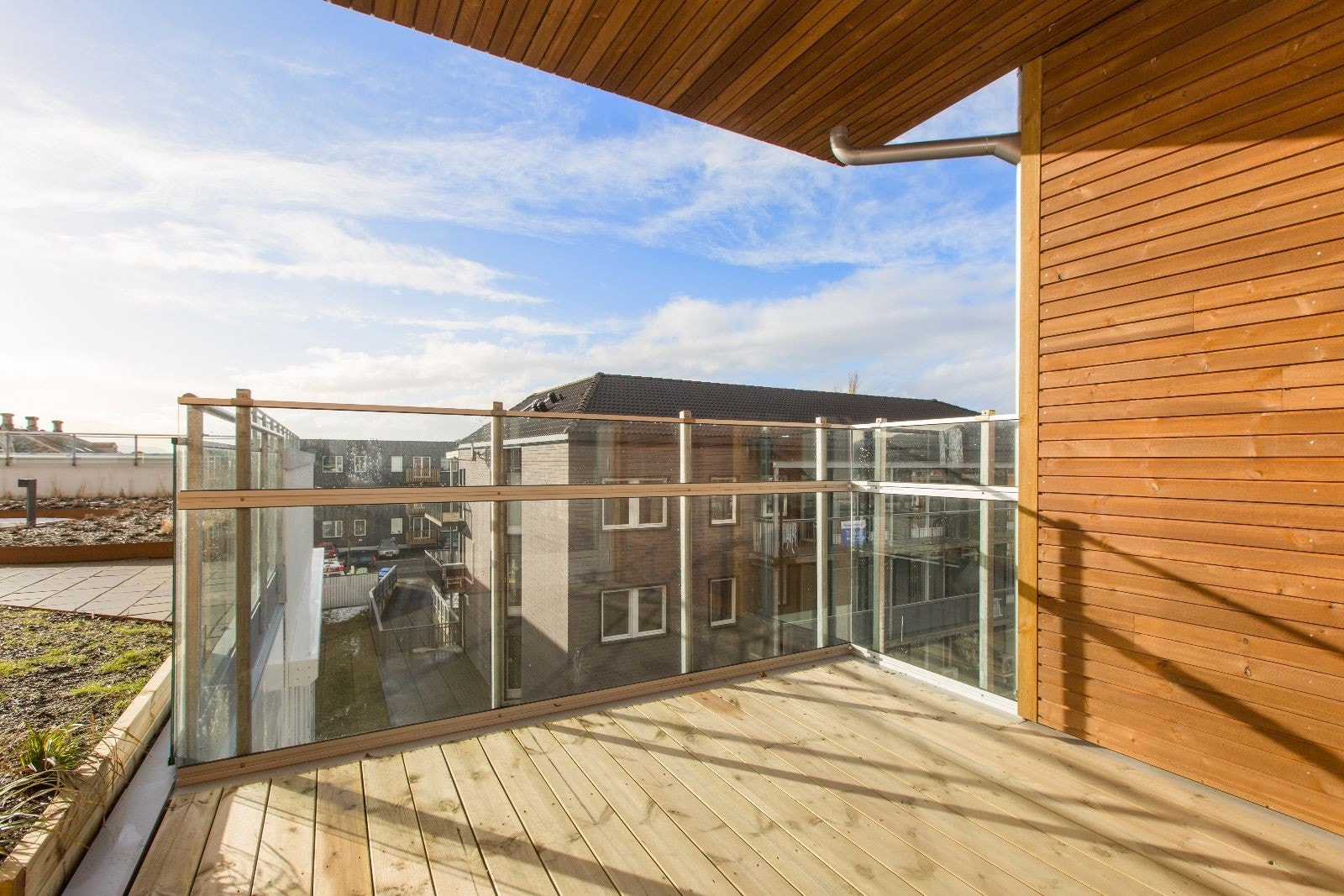 Solrik balkong med god plass til utemøbler. Dette bildet er fra lignende balkong i 3. etasje. Galleribilde