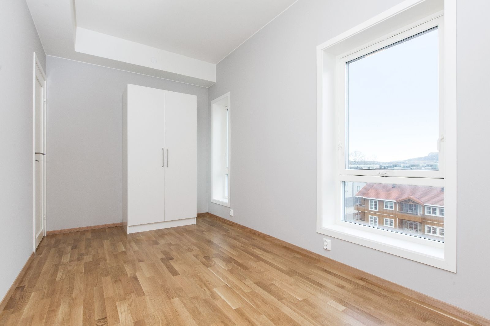 Leiligheten har to soverom, som begge er av god størrelse og innredet med garderobeskap. Galleribilde