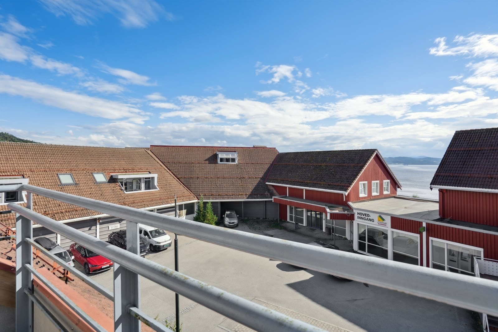 Fra leilighetens sørvendte terrasse får du utsikt mot Trondheimsfjorden. Galleribilde