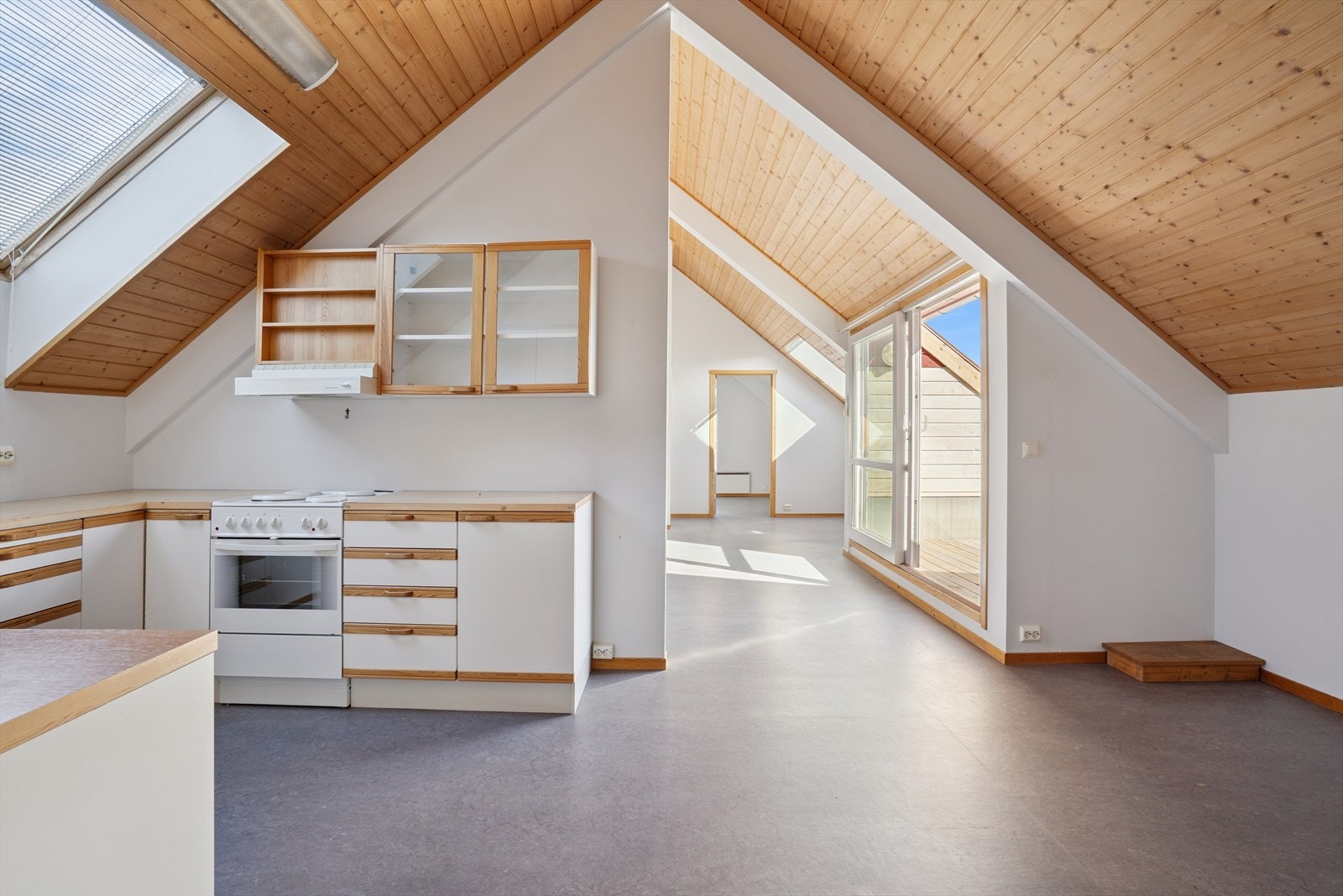 Kjøkkenet er adskilt fra stuen og har god plass til en spisegruppe. Galleribilde