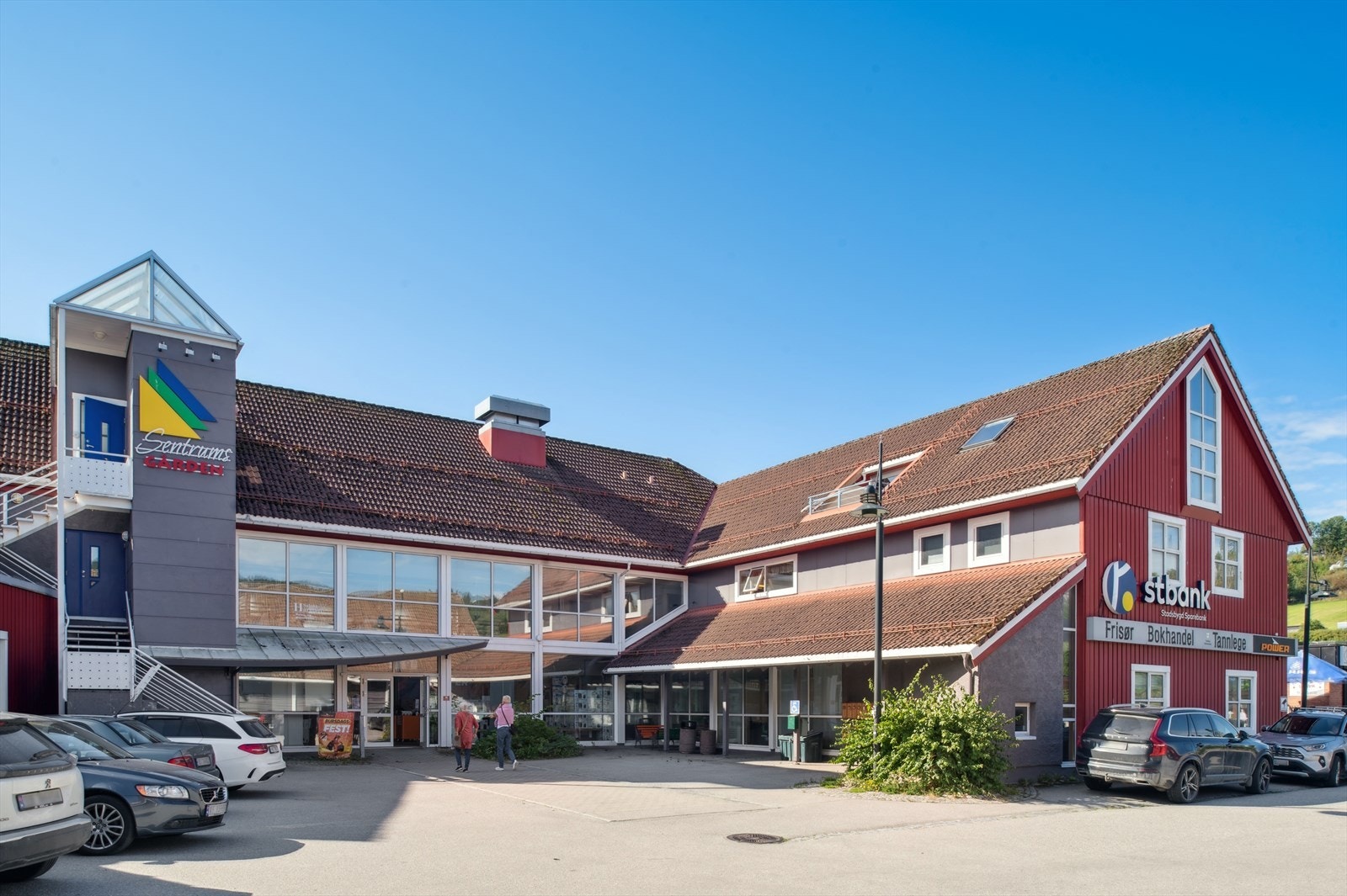 Sentrumsgården har en blanding av næringsvirksomhet i 1. og 2. etasje, så leiligheter i 3.etasje. Galleribilde