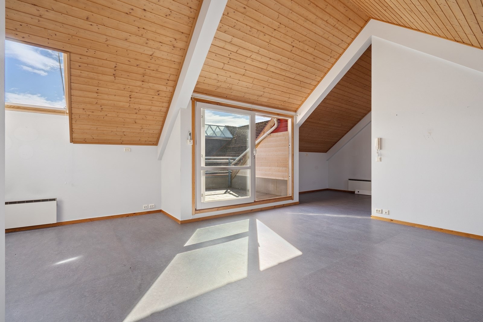 Leiligheten byr på en generøs takhøyde som sørger for en romslig og luftig atmosfære. Galleribilde