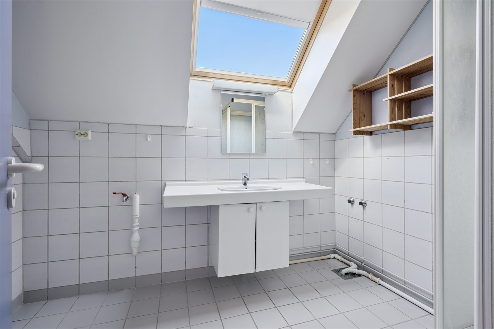 Badet er på 6 m² og har flislagt gulv. Galleribilde