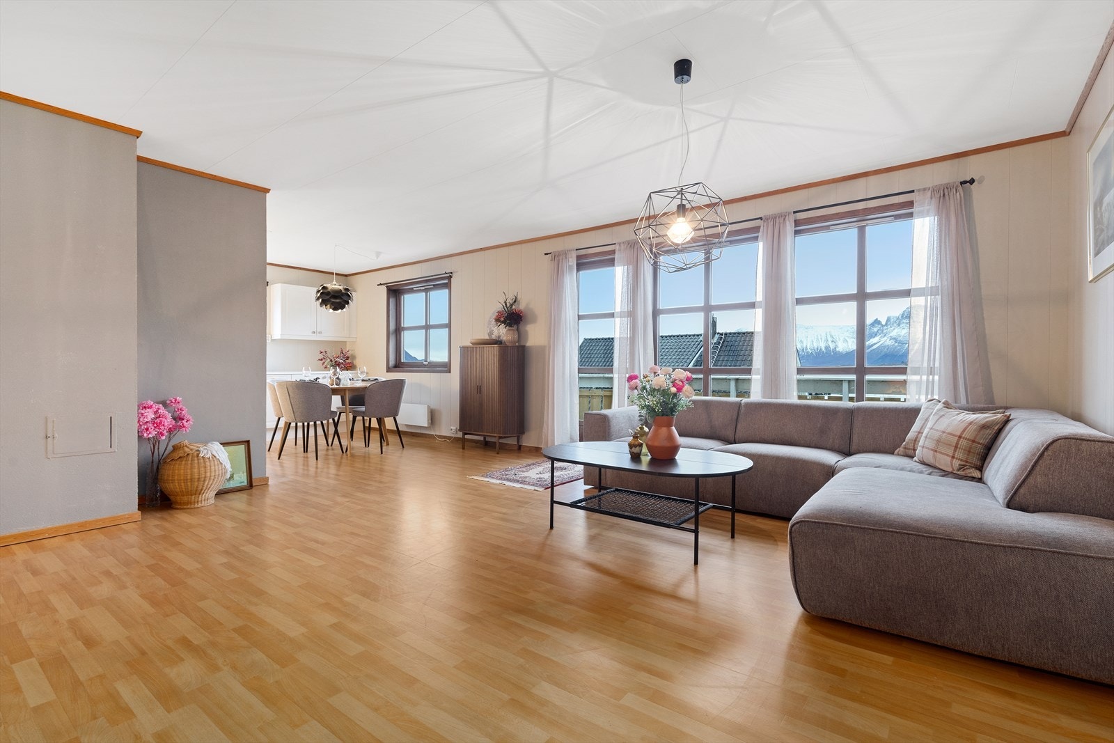 Velkommen til Teigen 11 presentert av Notar v/Henrik Pettersen! Foto: Blåtind Fotografikk Galleribilde