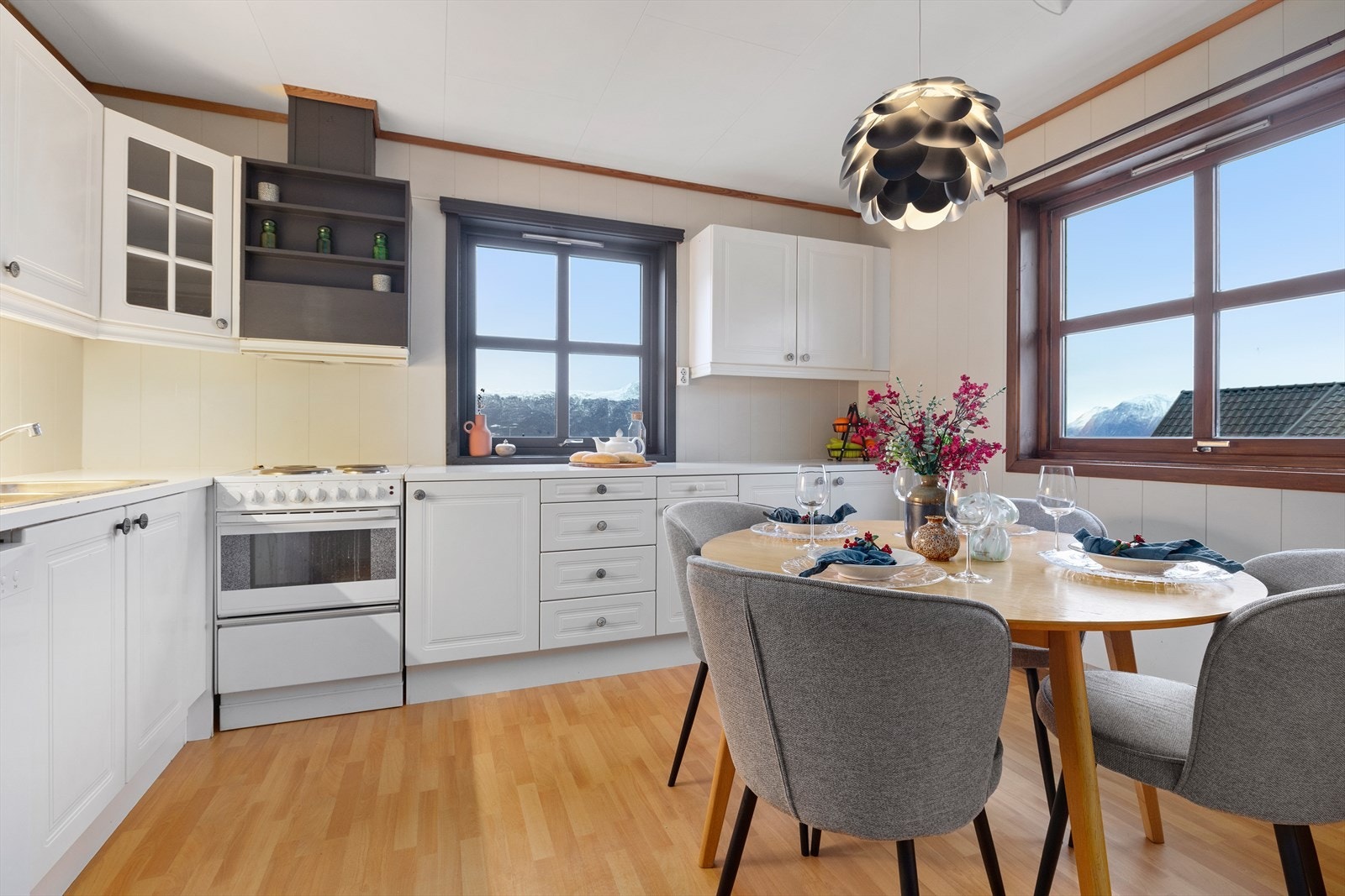 Lyst kjøkken og romslig kjøkken med god plass til oppbevaring Galleribilde