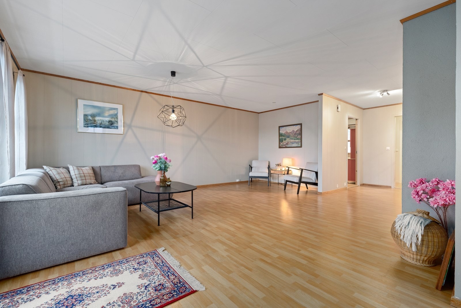 Lys og romslig stue Galleribilde