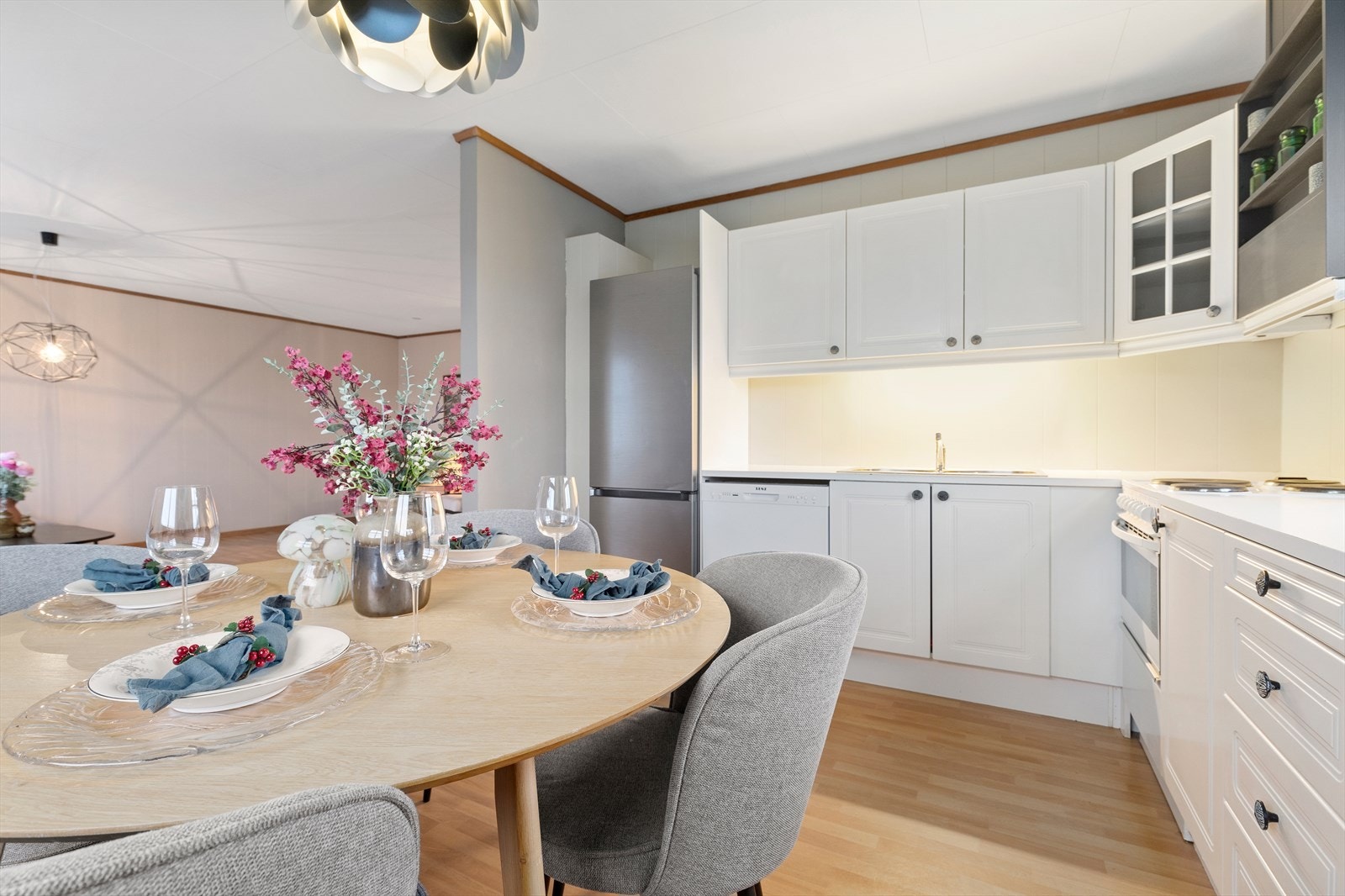 Det er god plass til spisebord på kjøkken Galleribilde