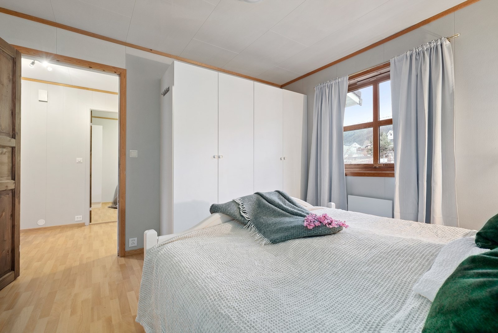 Soverom I - Lyst og romslig soverom med god plass til stort garderobeskap Galleribilde