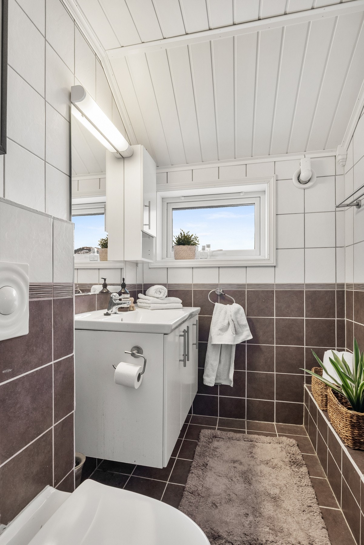 Romslig bad med moderne preg Galleribilde