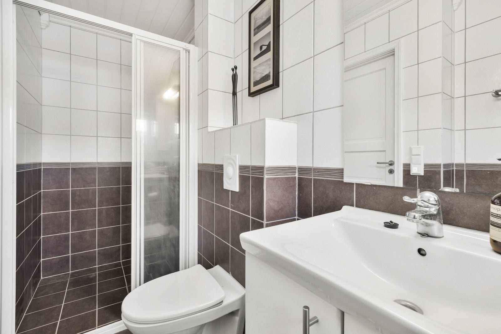 Overflater med flislagte vegger og gulv Galleribilde