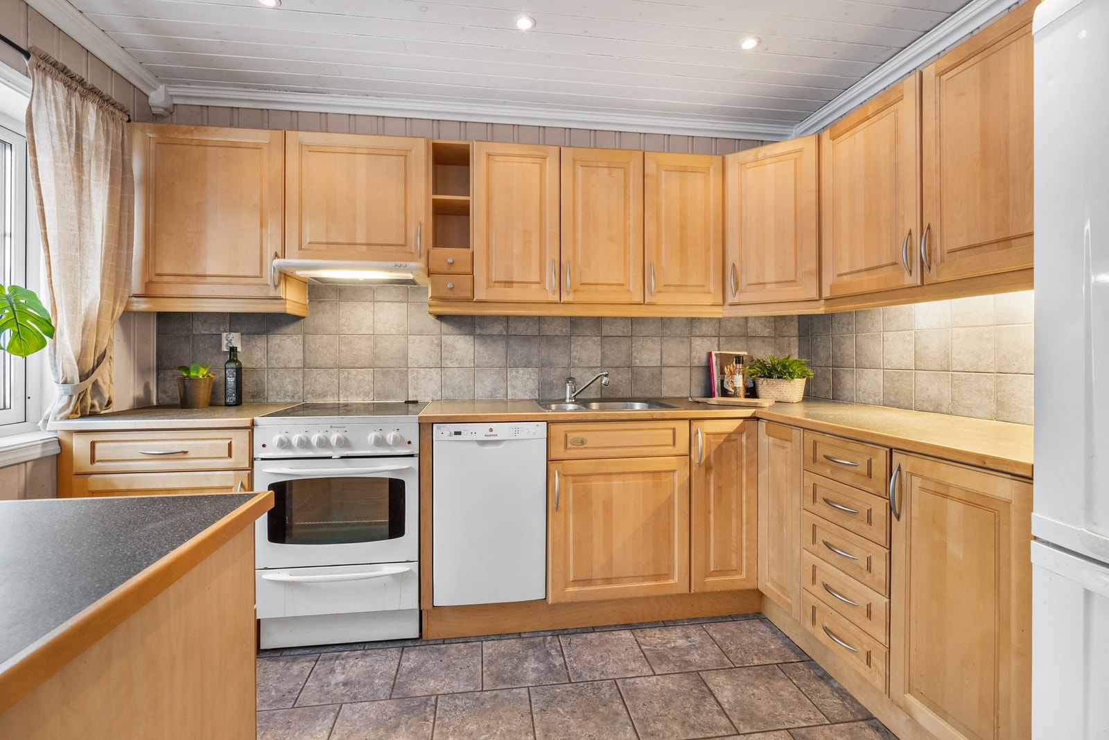 Kjøkkenet har innredning fra 2004 med fronter i heltre bjørk Galleribilde