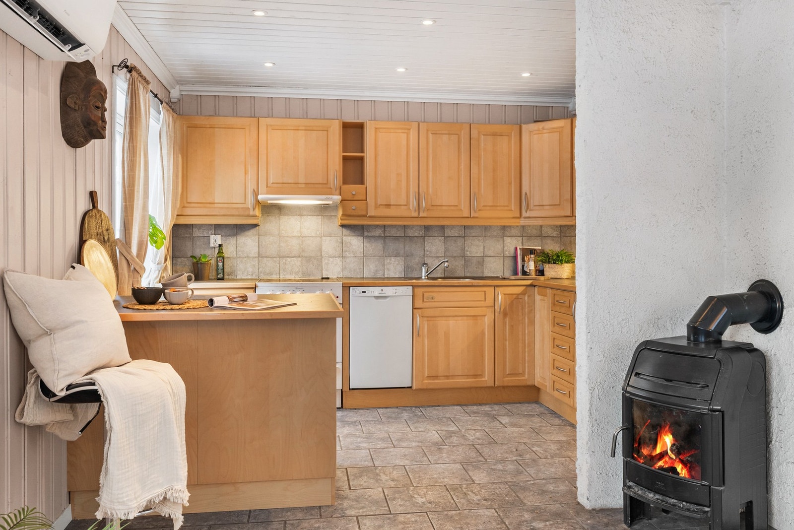 Innredning i tre gir et lunt og innbydende uttrykk til rommet Galleribilde