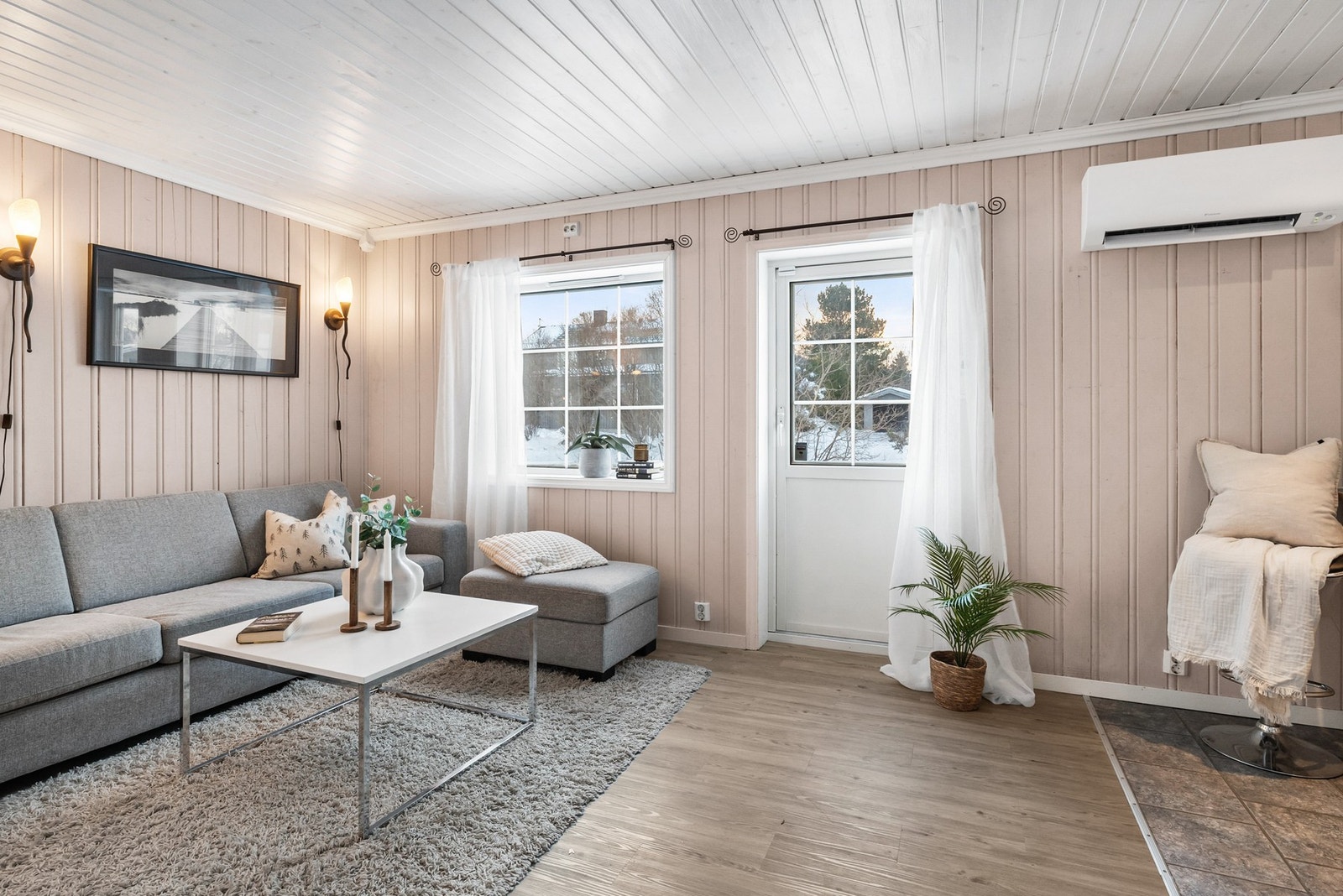 Fra stuen er det utgang til terrasse Galleribilde