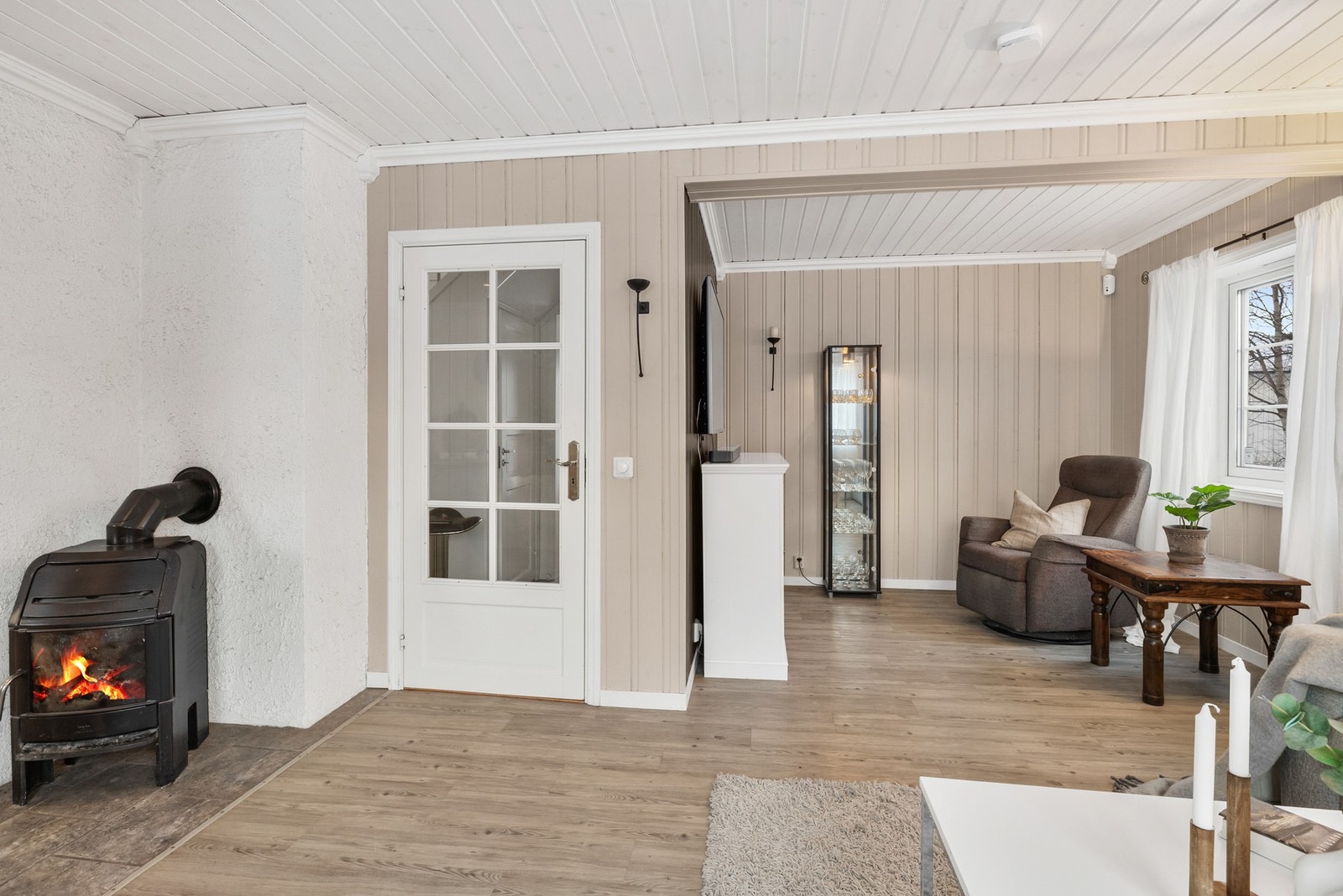 Boligen har oppvarming fra vedovn og varmepumpe Galleribilde
