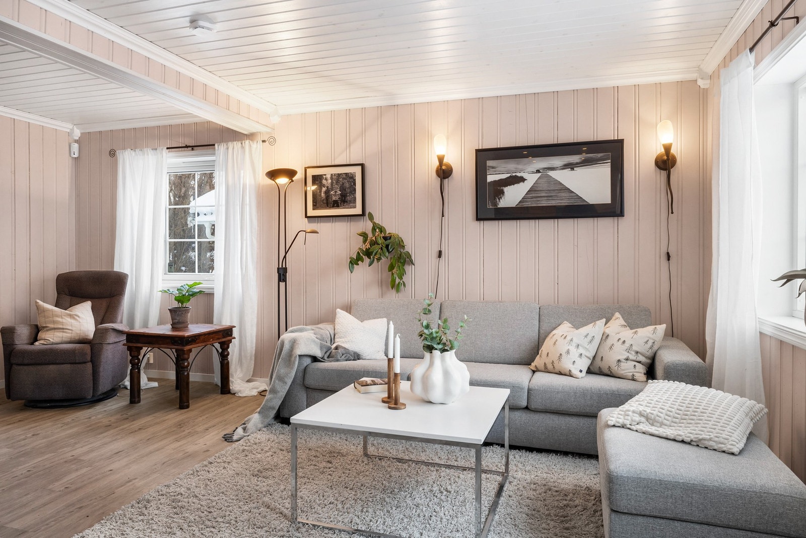 Stuen er lys og hjemmekoselig Galleribilde