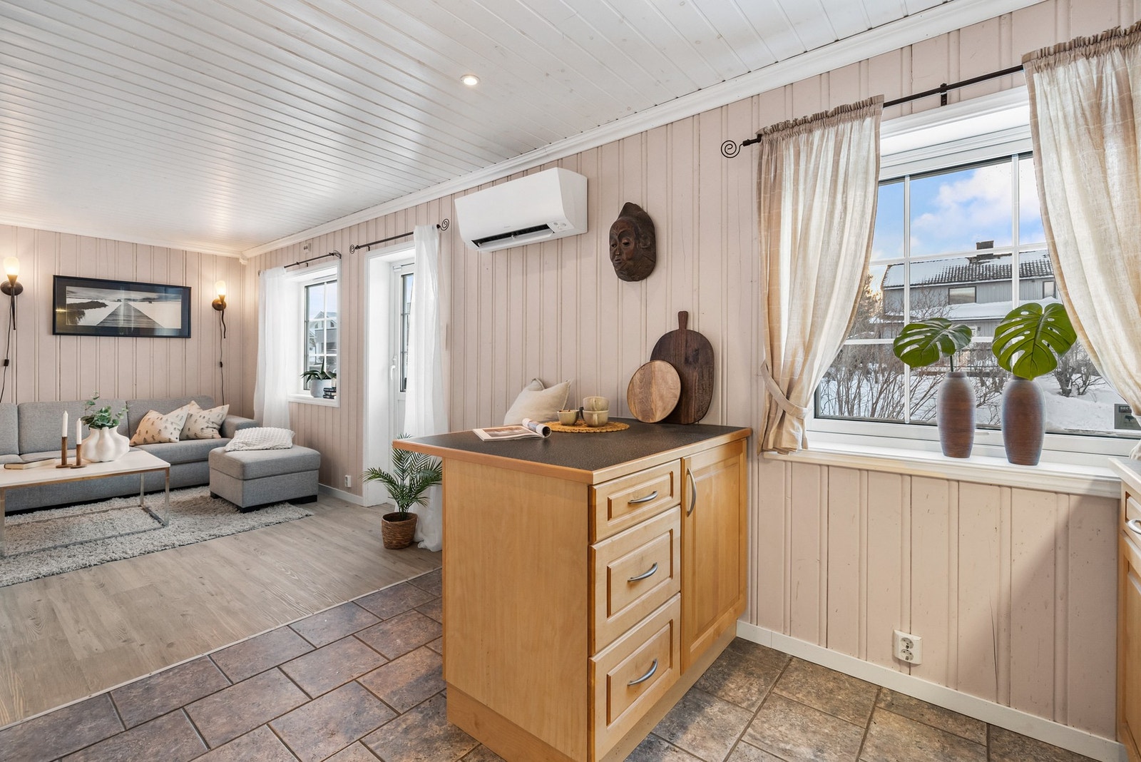 Åpen løsning mellom stue og kjøkken gir en luftig og god romfølelse Galleribilde