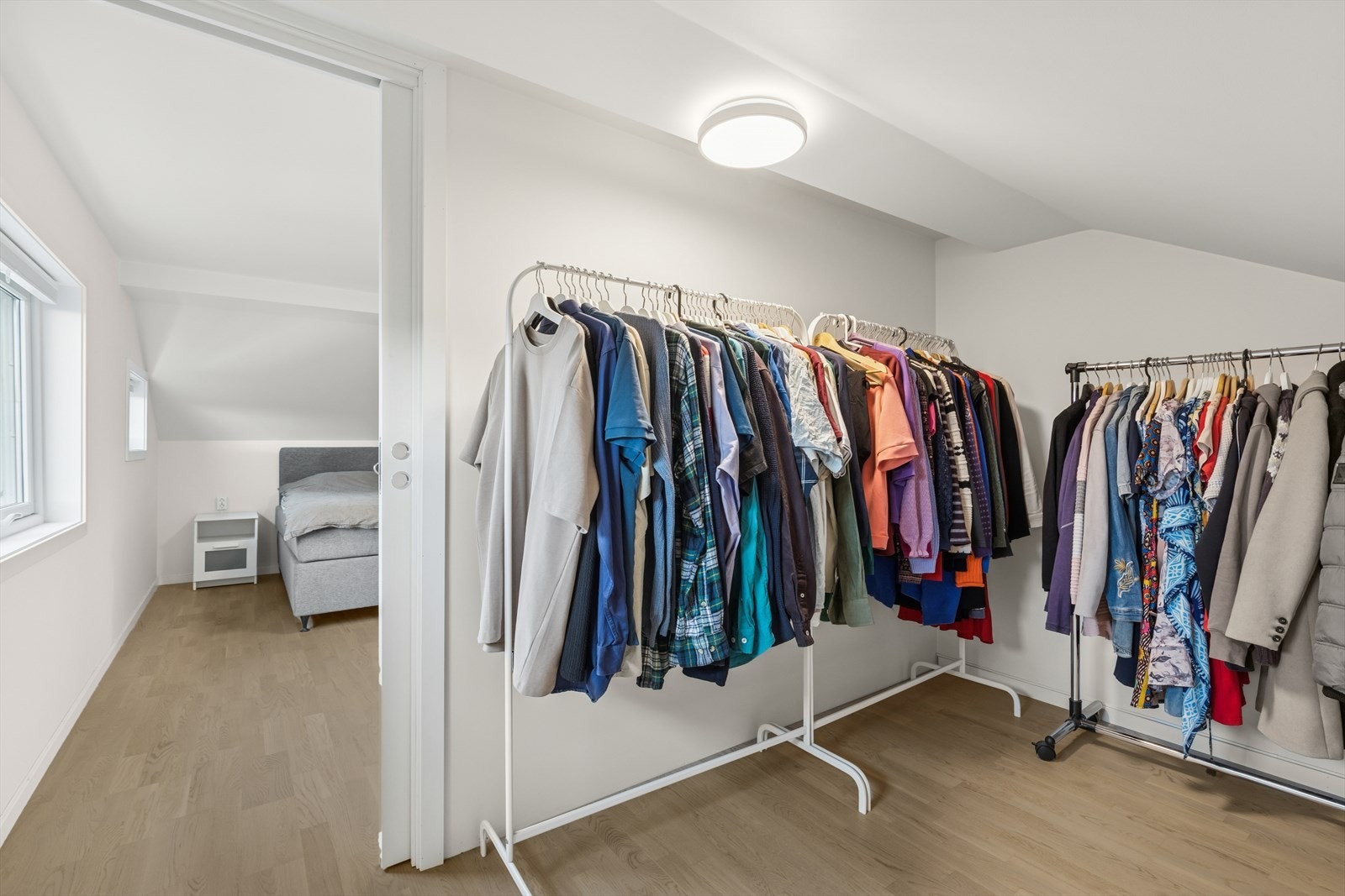 Hovedsoverommet har walk-in closet med god plass til klær. Galleribilde
