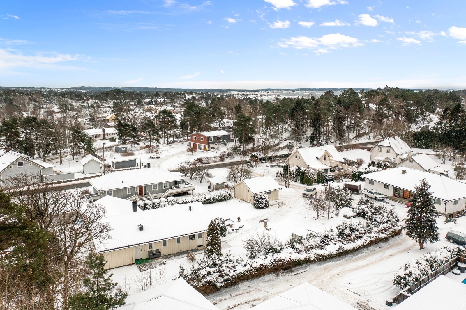 Kort avstand til skoler og barnehager, som Rød skole og Oksviken barnehage. Galleribilde