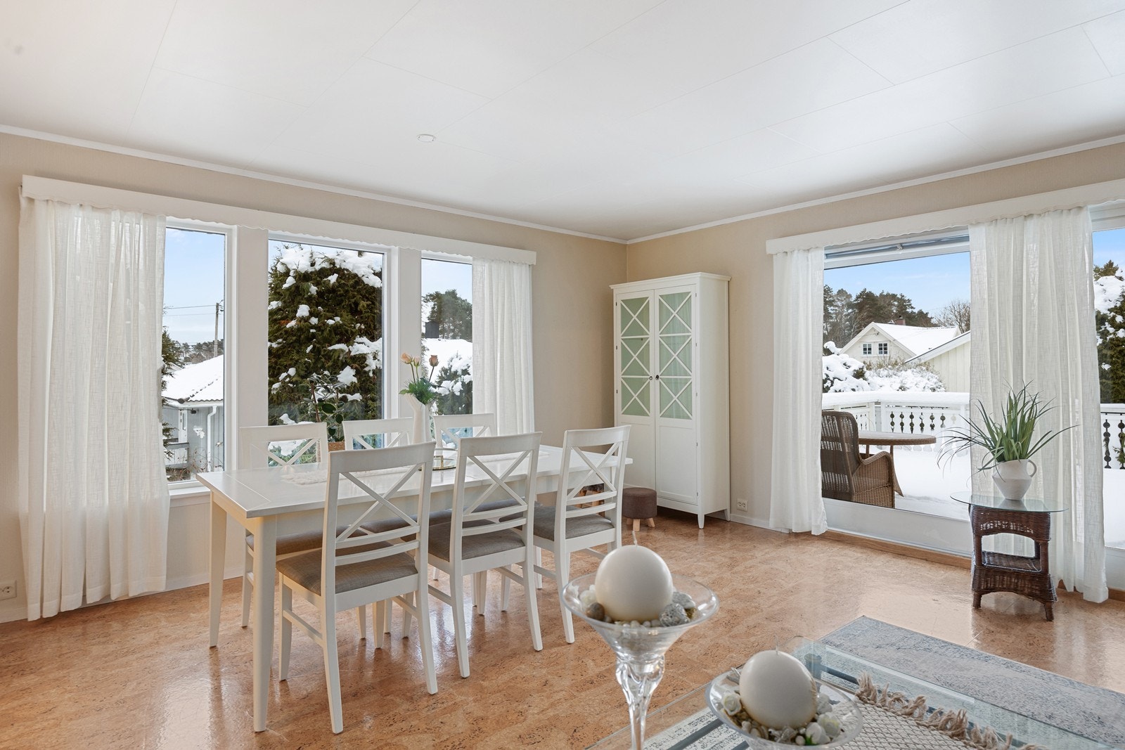 Fra stuen er det direkte utgang til en stor treveranda på 32 m². Galleribilde