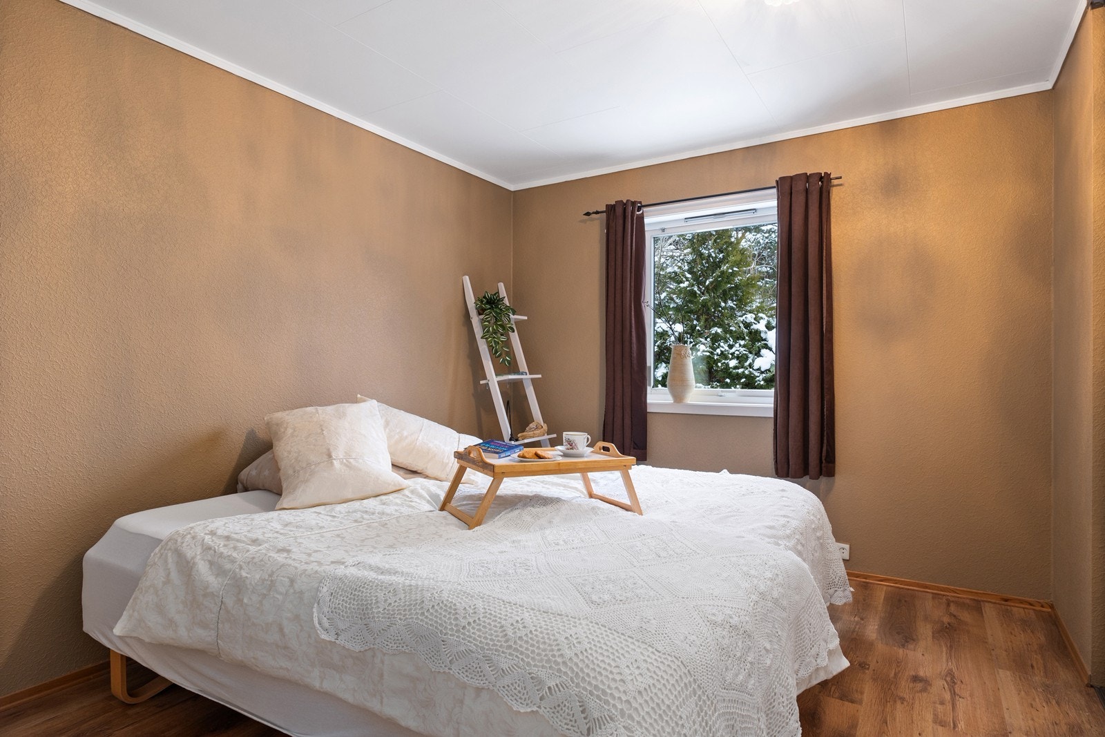 Hovedsoverommet er av god størrelse og har rikelig med plass til dobbeltseng. Galleribilde