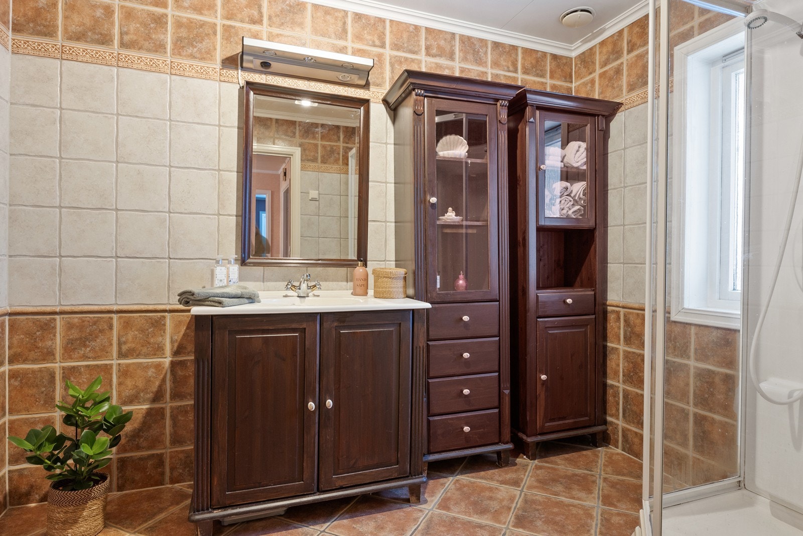 Badet i første etasje ble modernisert i 2004 og har servantmøbel og høyskap. Galleribilde