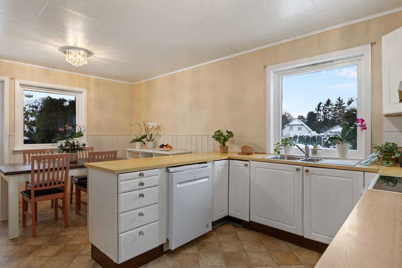 Innredningen har profilerte fronter, vitrineskap og godt med oppbevaringsplass. Galleribilde