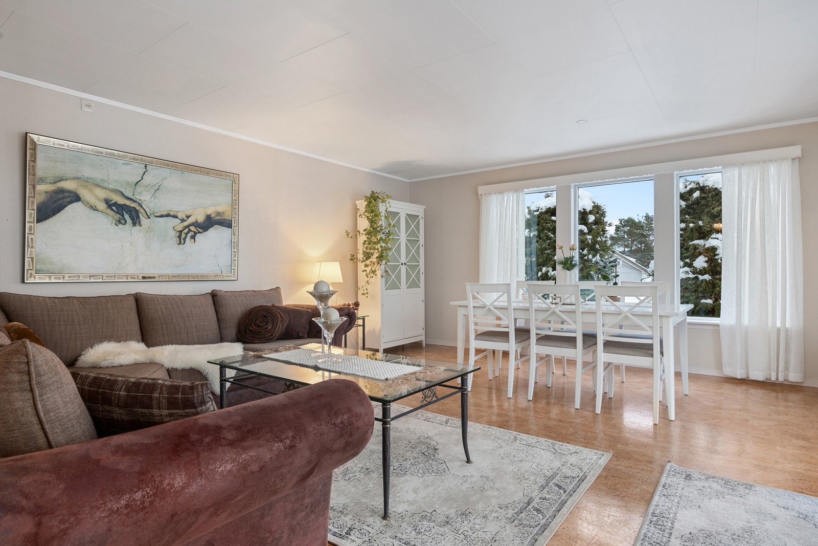 Hovedstuen er romslig og har plass til både sofagruppe og spisebord. Galleribilde