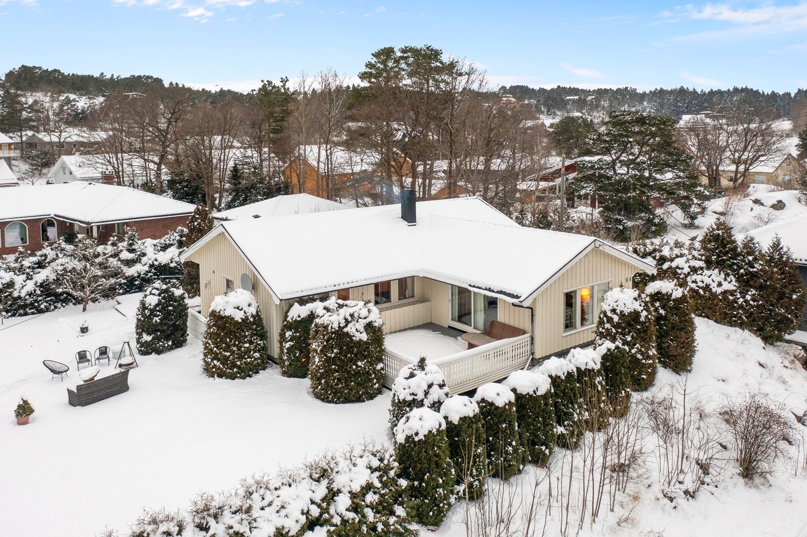 Fasaden har stående og liggende trekledning. Galleribilde