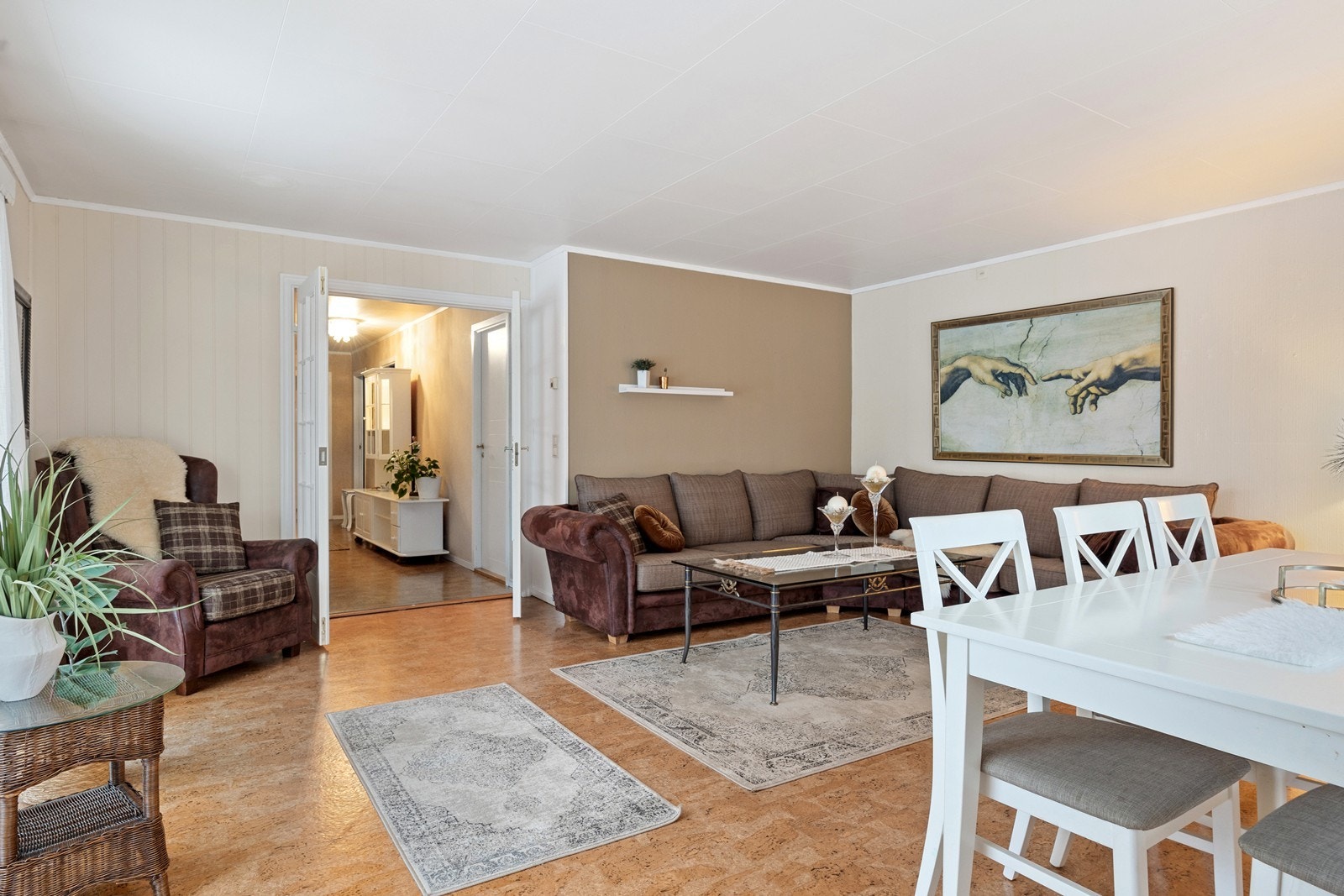 Rommet har en åpen og sosial utforming som binder sonene sammen. Galleribilde