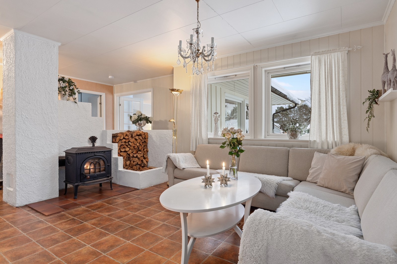 Den ene stuen er utstyrt med en vedovn som gir god varme og en hyggelig atmosfære. Galleribilde