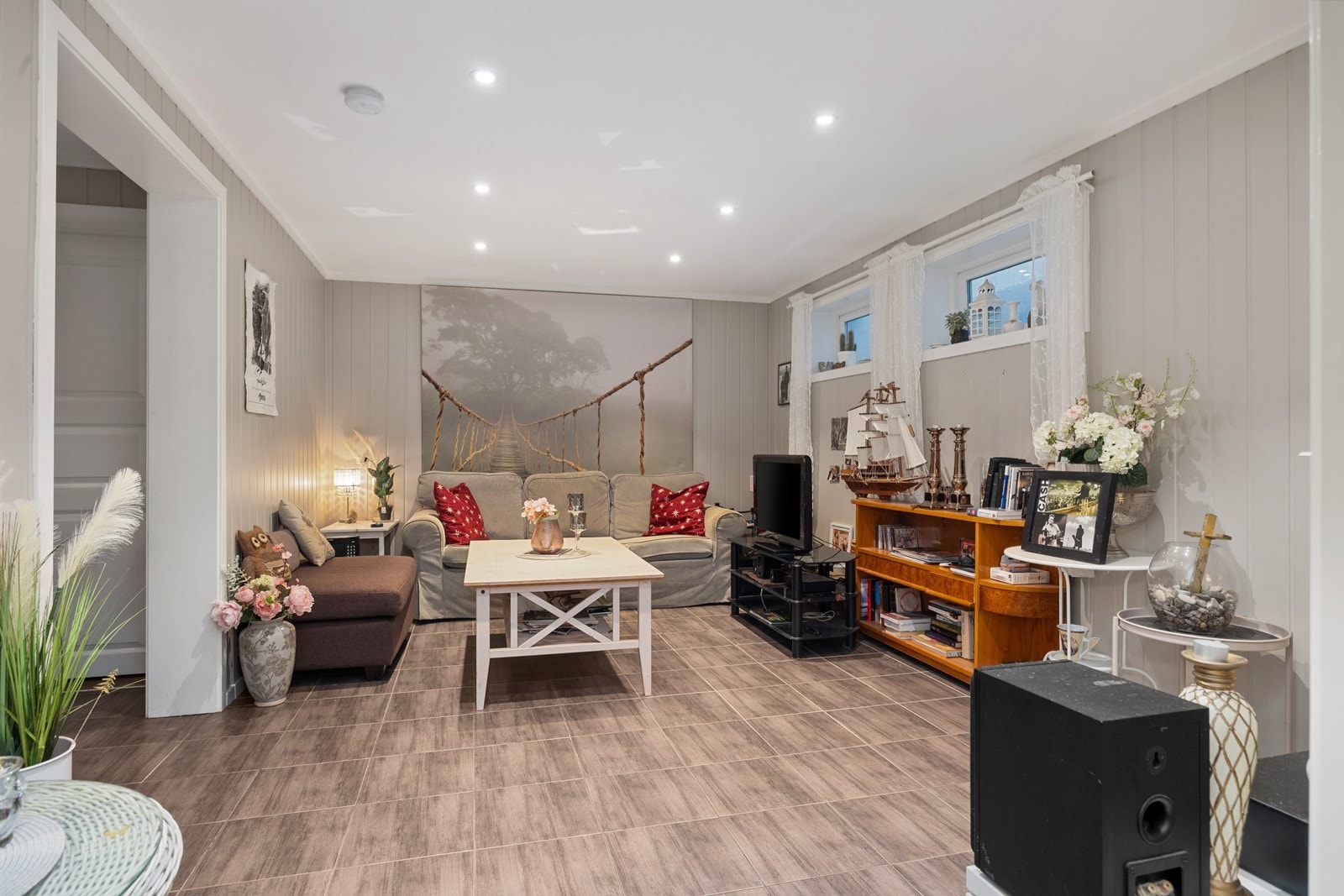 Stuen i kjelleren er lys og innbydende med laminatgulv og downlights i taket. Galleribilde