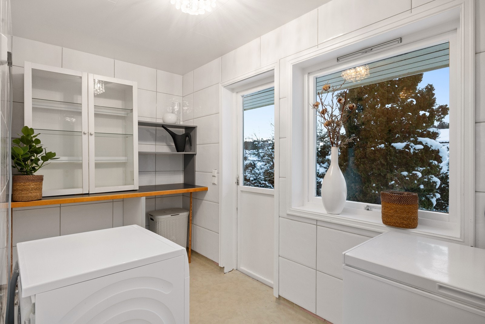 Praktisk vaskerom med egen utgang, opplegg for vaskemaskin og god benkeplass. Galleribilde