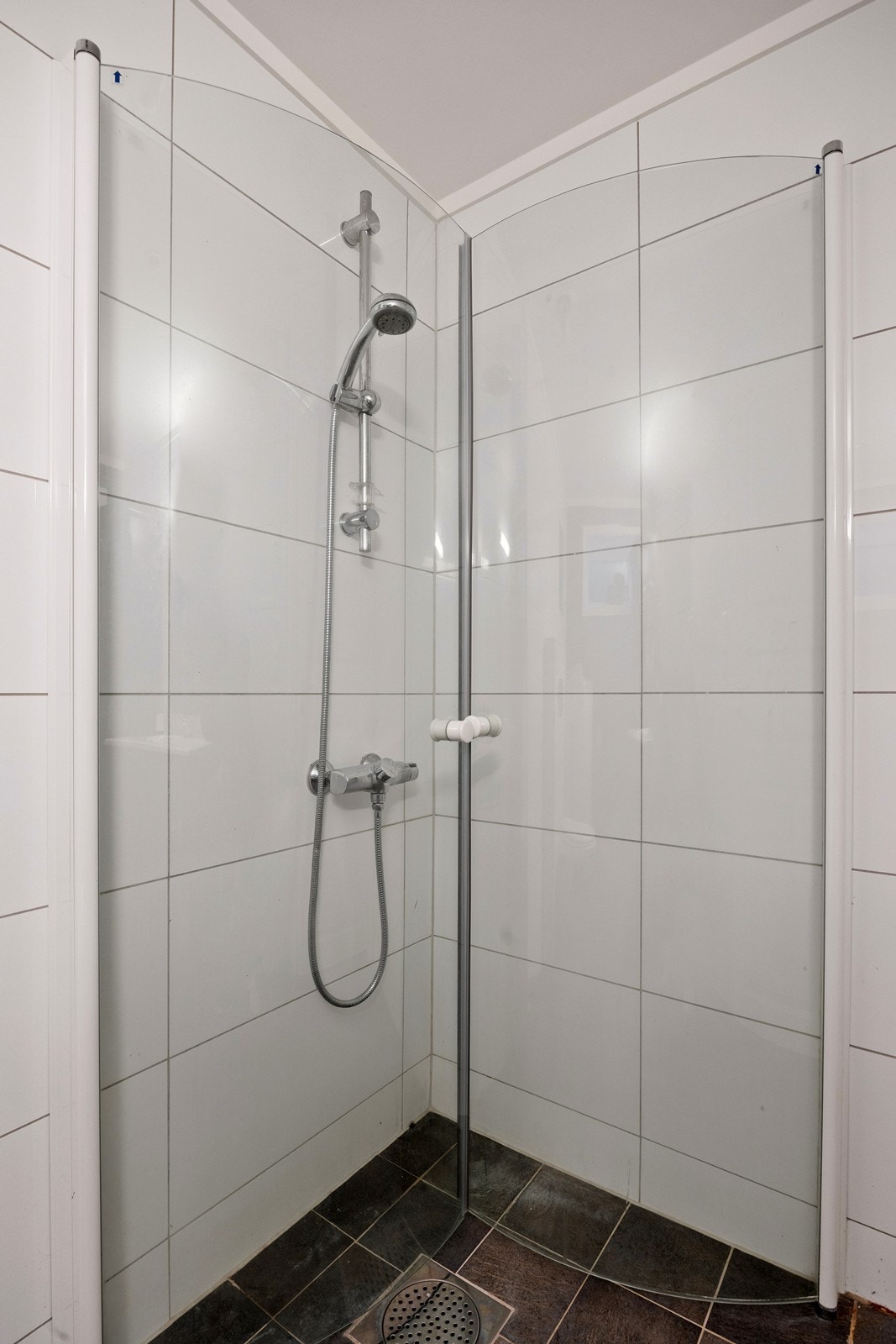 Her er det dusjhjørne med glassdører og vegghengt toalett. Galleribilde