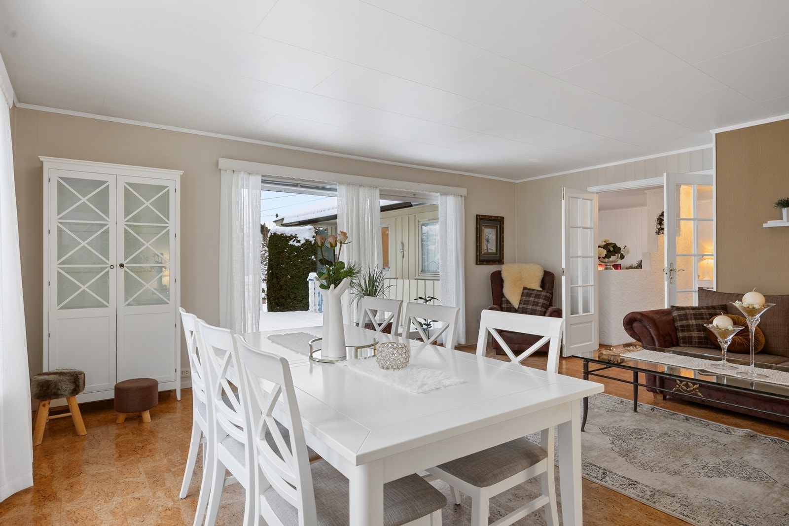 Den åpne løsningen gir en god flyt mellom stue og spisestue. Galleribilde