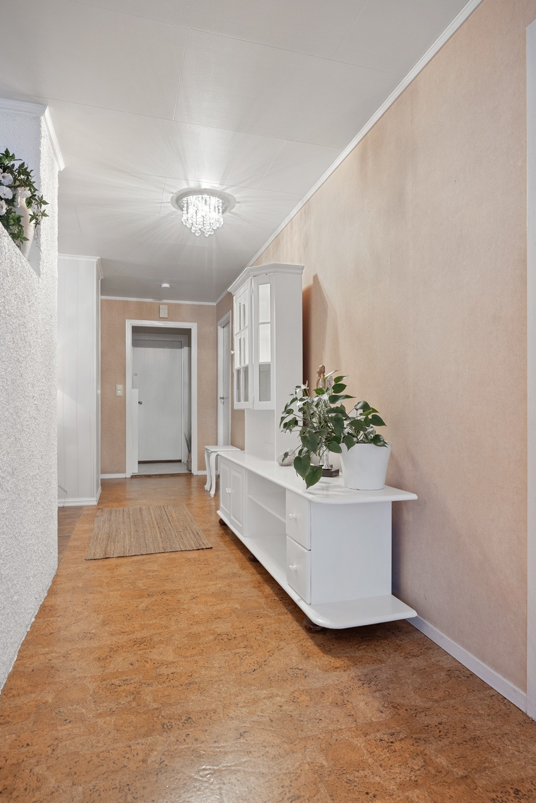 Fra den sentrale gangen er det tilgang til de fleste av etasjens rom. Galleribilde