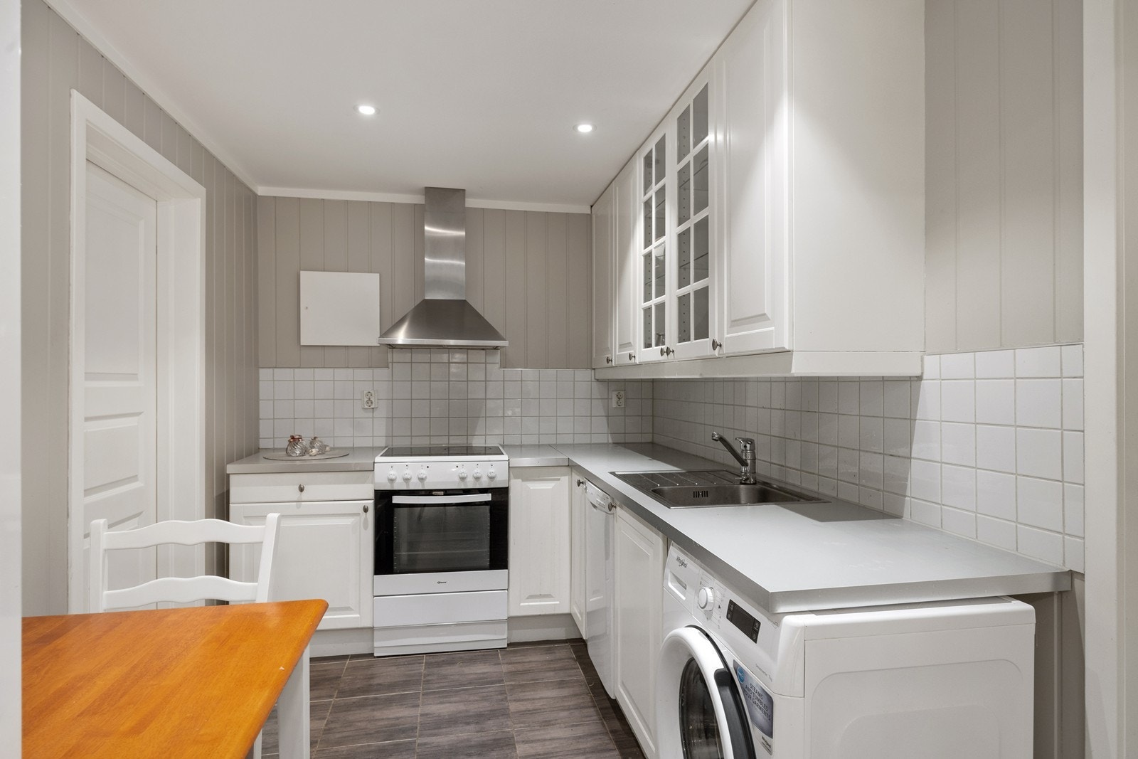 Kjøkkenet i kjelleren ble etablert i 2010 og har plass til nødvendige hvitevarer. Galleribilde