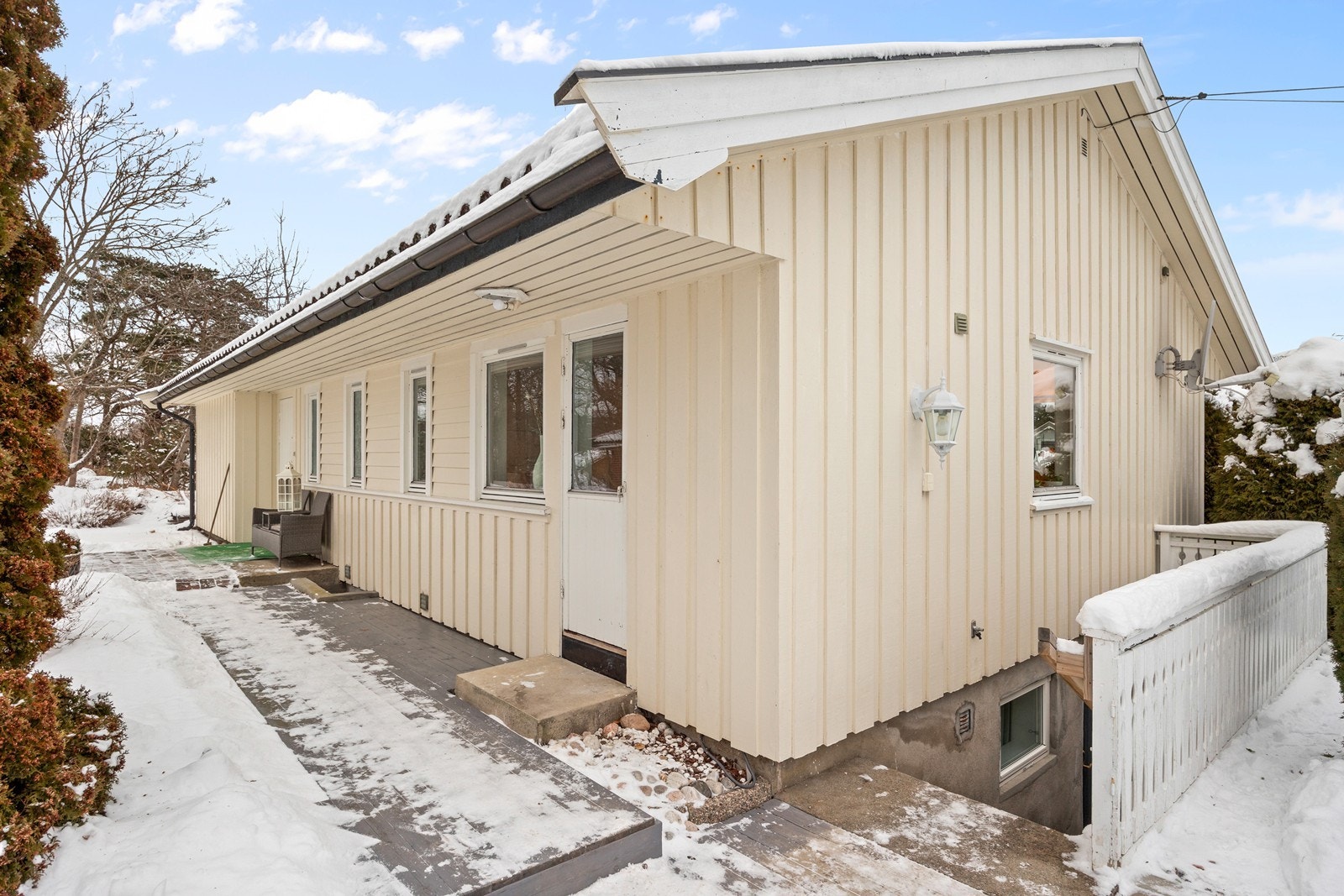 Enheten har egen, ekstern adkomst via en utvendig trapp i betong. Galleribilde