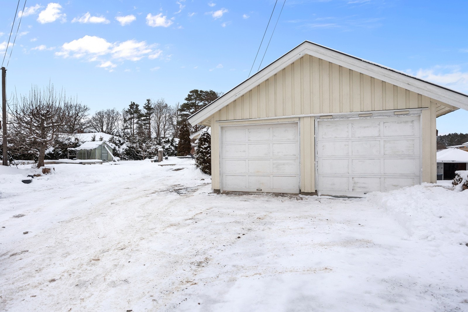 Garasjen på 33 m² har to leddporter. Galleribilde