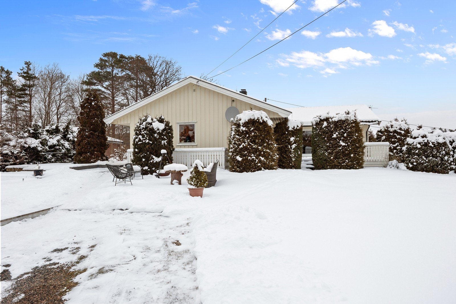 Hagen byr på fine uteplasser og plenareal for lek og aktivitet. Galleribilde