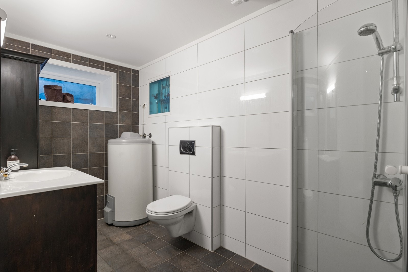 Badet i kjelleren ble modernisert i 2010 og har flislagt gulv med varmekabler. Galleribilde