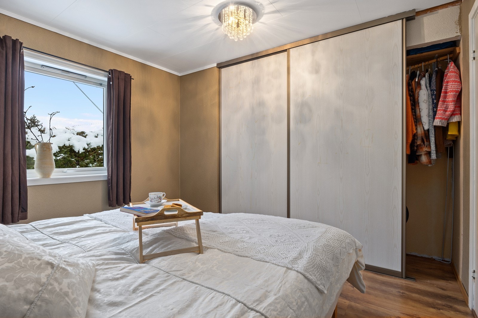 En stor skyvedørsgarderobe gir utmerkede oppbevaringsmuligheter. Galleribilde